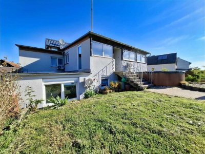 Einfamilienhaus mit Pool, Wintergarten & Einliegerwohnung in familienfreundlicher Feldrandlage