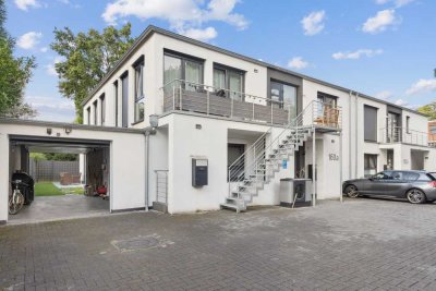 Neuwertig: Moderne DHH mit 2 WE, Garten, Garage u. 2. Stellplätzen