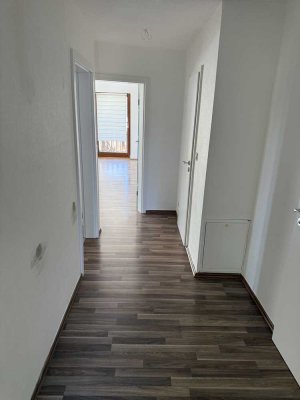 Neuwertige Wohnung mit drei Zimmern sowie Balkon und Einbauküche in Kirchhain