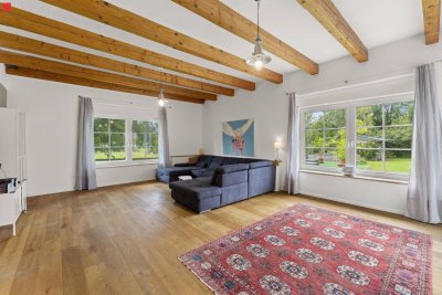 Familientraum: Gemütliches Wohnzimmer mit großzügigen Fensterfronten!