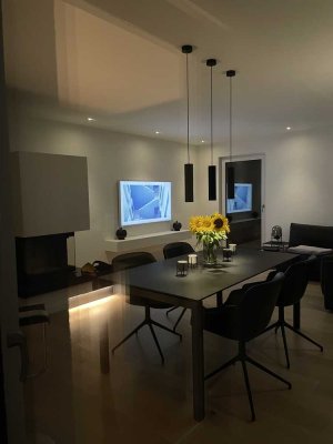 Möblierte, neuwertige 3,5-Zimmer-Doppelhaushälfte mit geh. Innenausstattung und EBK