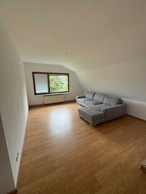 Familienfreundliche 3,5-Zimmer-Dachgeschosswohnung mit Einbauküche in Berlin Spandau-Wilhelmstadt