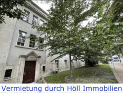 Höll Immobilien vermietet schöne 2-Raum Wohnung im Dachgeschoß des Robert-Franz-Rings 10