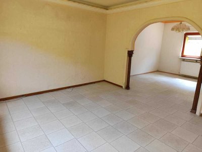 Älteres Einfamilienhaus mit Garage und kleinem Garten