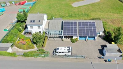 Großzügiges Wohnen und Arbeiten vereint
Einfamilienwohnhaus mit Gewerbeeinheit!