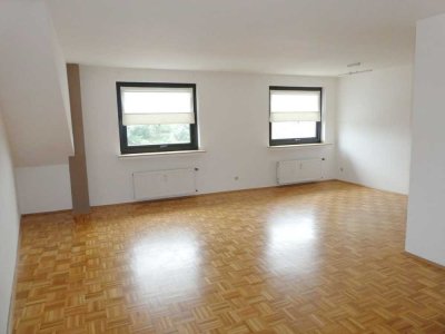 Lichtdurchflutete 2-Zimmer-Dachgeschoss-Wohnung in Schloßparknähe!
