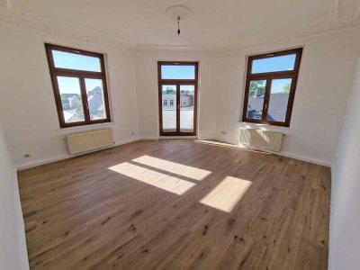 Großzügige 2-Zimmerwohnung im Altbau mit Stuck und Balkon + Tageslichtbad + Einbauküche als Option