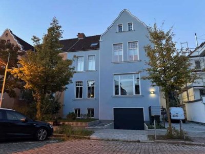 Geschmackvolle, sanierte 3-Raum-Wohnung mit gehobener Innenausstattung mit Einbauküche in Rostock