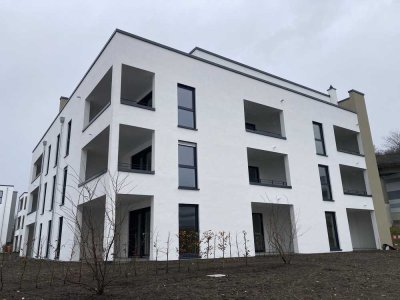 Eleganter Neubau: Wohnung zentrumsnah & umgeben von Natur, mit Terrasse, Küche & Tiefgarage