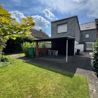 Tolles Einfamilienhaus mit vier Garagen & Bauland!