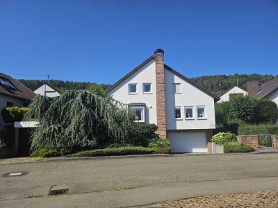 Top Renoviertes Einfamilienhaus mit Einliegerwohnung (Energetisch Neu)