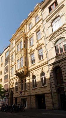 Herrschaftliche Altbauwohnung mit großzügiger Terrasse
