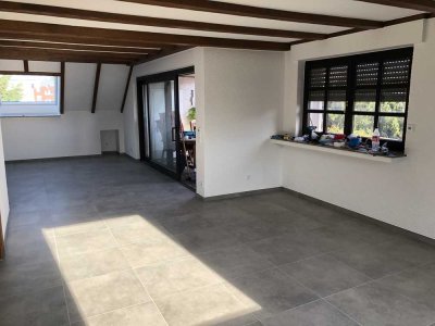 Sanierte Dachgeschosswohnung mit Südwest-Balkon, Fußbodenheizung & Garage + Stellplatz