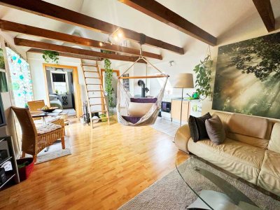 Helle 2,5 Dachgeschosswohnung mit kleinem Balkon und TG Platz!