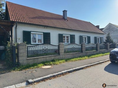 Sanierungsbedürftiges Haus mit Nebengebäuden