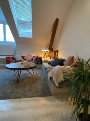 Helle 60 m² Dachgeschosswohnung mit Galerie, Balkon & Warmmiete — 3 Min. zur S-Bahn