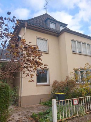 Wohnen mit Altrheinblick  - Renovierte 6-Zimmer-Wohnung mit Balkon in Ginsheim-Gustavsburg