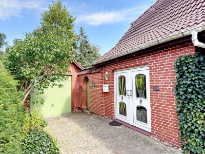 Einfamilienhaus auf traumhaften Grundstück - zentrale Lage im Ortsteil Dorf