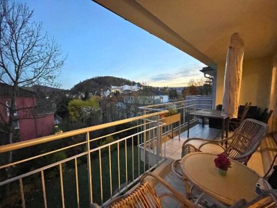 Herrliche Aussicht: Neuwertige 3 Zi-Wohnung mit Lift + Balkon, Einbauküche gegen Ablöse, ab März