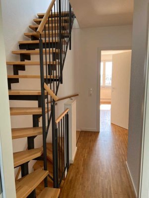 großzügige Maisonette-Wohnung mit Einbauküche und Dachterasse