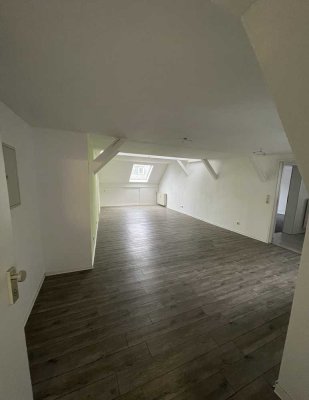Innenstadt: Sehr zentrale 3,5 ZKB Dachgeschosswohnung mit EBK und Terrasse