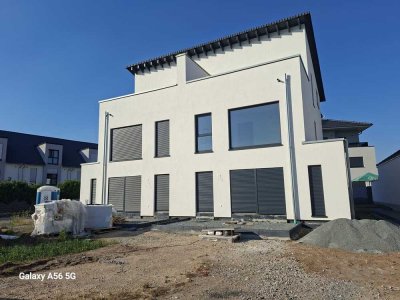 Erstbezug: Freundliche 4-Raum-Doppelhaushälfte mit luxuriöser Innenausstattung und EBK in Griesheim