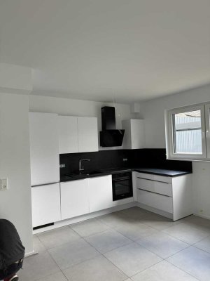 3 Zimmer, Küche, Diele, Duschbad mit WC, Gāste  WC, kleiner Abstellraum sowie Kellerraum und Garten