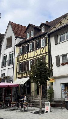 historisches Wohn- und Geschäftshaus in der Tauberbischofsheimer Fußgängerzone mit Parkplatz