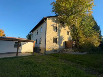 Großzügiges Mehrfamilienhaus mit drei Wohnungen in zentraler Lage von Röhrmoos zum Selbstbezug oder