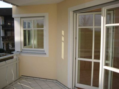 Exklusive, gepflegte 4-Raum-Wohnung mit Balkon und Einbauküche in Bad Endorf