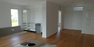 Geschmackvolle und geräumige Wohnung mit zwei Zimmern sowie Balkon und EBK in Ingolstadt, unmöbliert