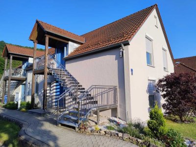 Attraktive 3-Zimmer-Dachgeschosswohnung mit EBK, Balkon und Carport