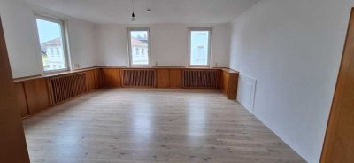 Freundliche und vollst. renovierte 4-Raum-Wohnung mit geh. Innenausstattung