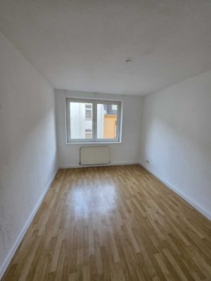 Freie & schöne 2 Zimmerwohnung mit Balkon ab sofort provisionsfrei zu verkaufen