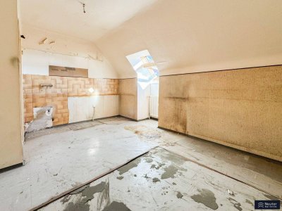 SANIERUNGSBEDÜRFTIGE DACHGESCHOSS WOHNUNG IN TOP LAGE DES 17. BEZIRKS - LICHTDURCHFLUTET - IDEAL ZUR 2-ZIMMER UMGESTALTUNG