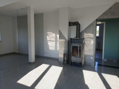 Lichtdurchflutete Dachgeschosswohnung mit sonniger Dachterrasse und Kaminofen sofort beziehbar