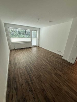 Attraktive 3-Zimmer-Hochparterre-Wohnung mit geh. Innenausstattung mit Balkon und EBK in Flensburg