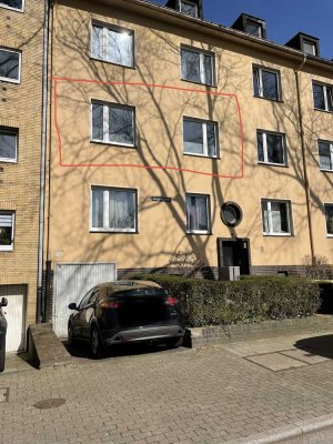 Schöne helle 2,5 Zimmer- Altbauwohnung mit Balkon, Einbauküche und Parkettboden.