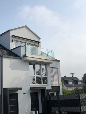 Geschmackvolle, neuwertige 3-Raum-Maisonette-Wohnung mit geh. Innenausstattung mit Balkon und EBK