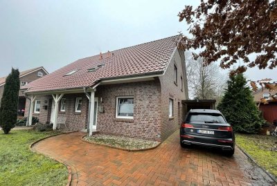 RESERVIERT - Neuwertige Doppelhaushälfte mit Carport direkt im Zentrum von Warsingsfehn!