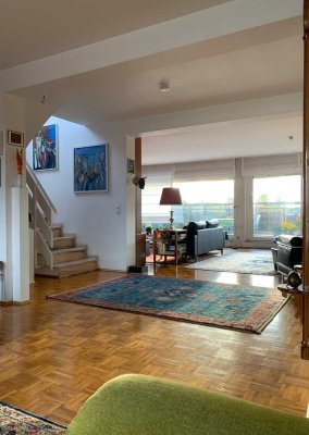 Lichtdurchflutete Maisonette Wohnung mit zwei Balkonen und Außenkamin im gepflegten Mehrfamilienhaus