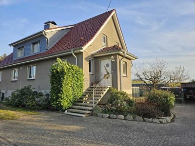 Bezugsfertige Doppelhaushälfte auf Eigenland im grünen Umfeld