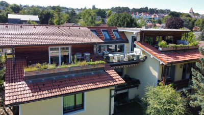 Dachgeschosswohnung in Ruhelage mit traumhaftem Grünblick, eigenem Garten und Garage