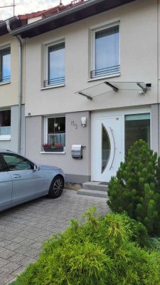 Modernes RMH mit Garten, Garage und 2 PKW Stellplätzen