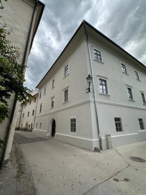 Beletage in historischen Stadthaus in Friesach, 123 m², Wohnsalon mit Stuckecke