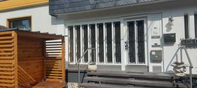 Geräumige, vollst. renovierte 4-Zimmer-Erdgeschosswohnung mit geh. Innenausstattung mit Balkon