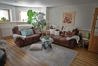 Großzügige, lichtdurchflutete 2-Zimmer-Wohnung mit Kaminofen und Blick ins Grüne
