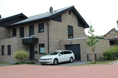 Doppelhaushälfte (KfW 55) mit Einbauküche und Garage +++ Erdwärmepumpe +++ Zentrale Lüftungsanlage