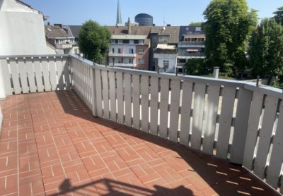 Kernsanierte 4,5 Zimmer Stadtwohnung mit großem Balkon & Garage im Klinikviertel