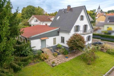 Reichartshausen: Großzügiges Ein-Zweifamilienhaus in Ortsrandnähe